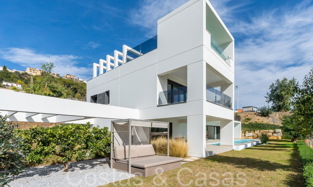 Lista para entrar a vivir, villa de lujo moderna en venta con piscina infinita en una exclusiva comunidad cerrada en Benalmádena, Costa del Sol 64101