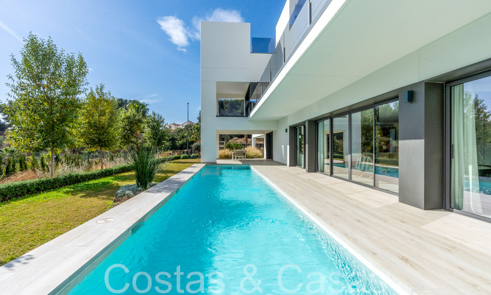 Lista para entrar a vivir, villa de lujo moderna en venta con piscina infinita en una exclusiva comunidad cerrada en Benalmádena, Costa del Sol 64102