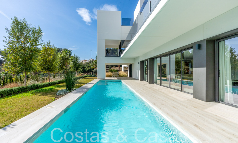 Lista para entrar a vivir, villa de lujo moderna en venta con piscina infinita en una exclusiva comunidad cerrada en Benalmádena, Costa del Sol 64102