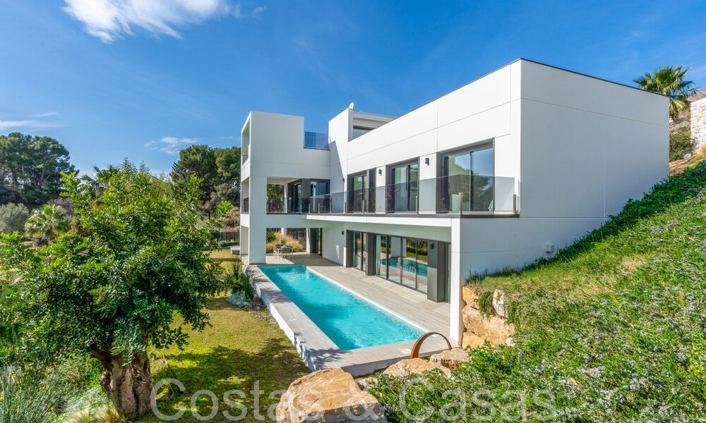 Lista para entrar a vivir, villa de lujo moderna en venta con piscina infinita en una exclusiva comunidad cerrada en Benalmádena, Costa del Sol 64103