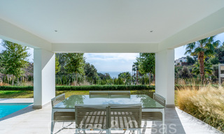 Lista para entrar a vivir, villa de lujo moderna en venta con piscina infinita en una exclusiva comunidad cerrada en Benalmádena, Costa del Sol 64105 