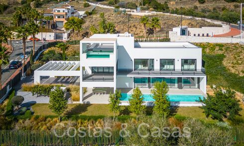 Lista para entrar a vivir, villa de lujo moderna en venta con piscina infinita en una exclusiva comunidad cerrada en Benalmádena, Costa del Sol 64107