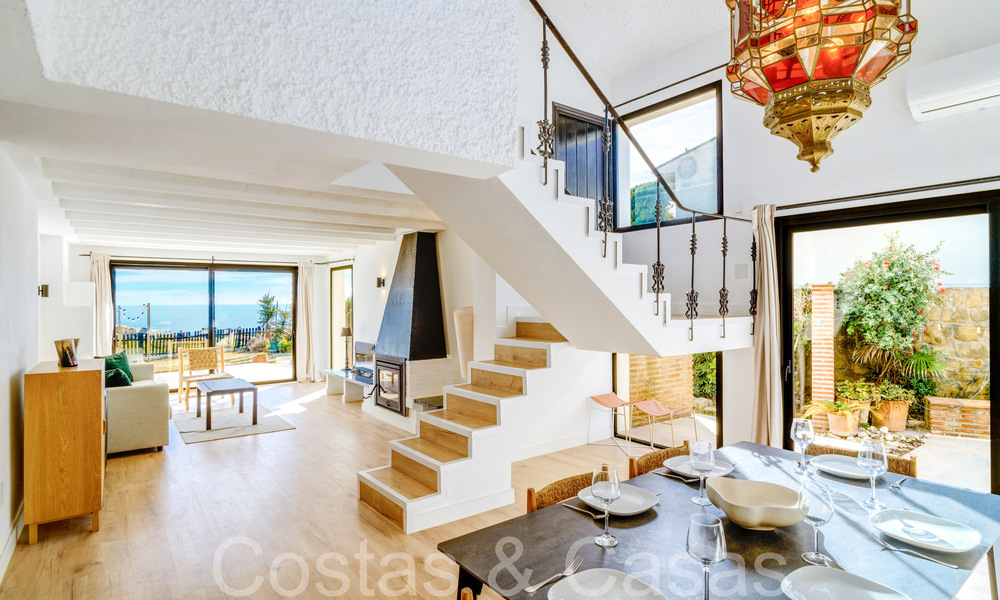 Villa mediterránea en venta en primera línea de playa cerca del centro de Estepona 64014