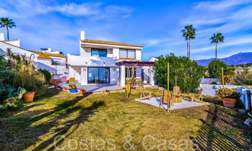 Villa mediterránea en venta en primera línea de playa cerca del centro de Estepona 64015