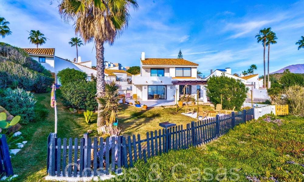 Villa mediterránea en venta en primera línea de playa cerca del centro de Estepona 64016