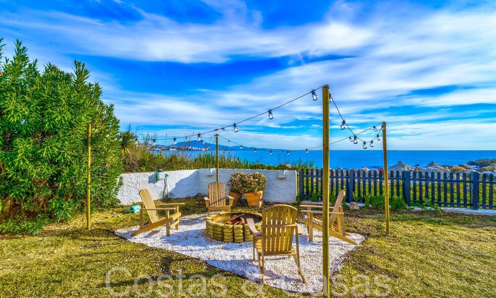 Villa mediterránea en venta en primera línea de playa cerca del centro de Estepona 64017