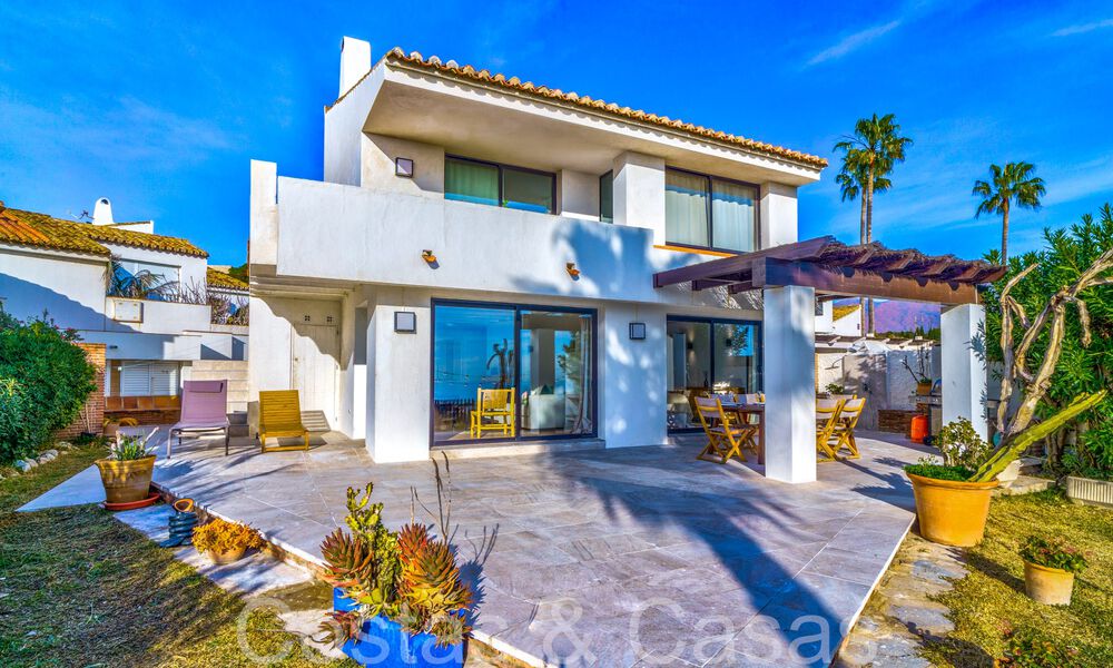 Villa mediterránea en venta en primera línea de playa cerca del centro de Estepona 64018