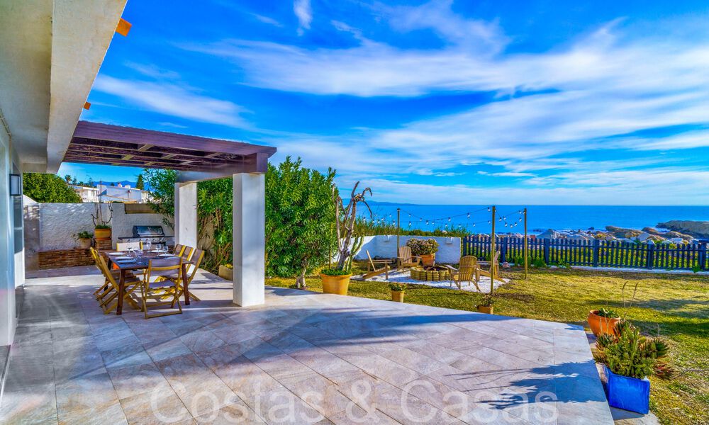 Villa mediterránea en venta en primera línea de playa cerca del centro de Estepona 64019