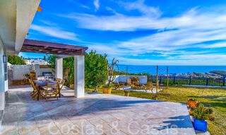 Villa mediterránea en venta en primera línea de playa cerca del centro de Estepona 64019 