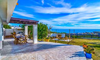 Villa mediterránea en venta en primera línea de playa cerca del centro de Estepona 64019 