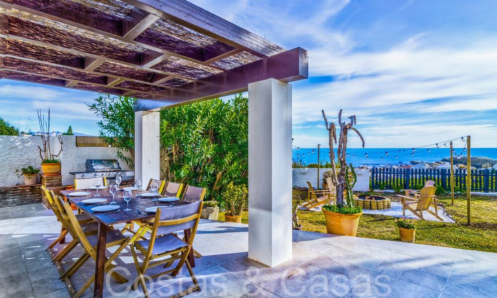 Villa mediterránea en venta en primera línea de playa cerca del centro de Estepona 64020