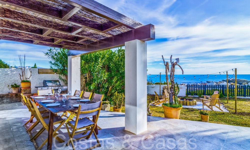 Villa mediterránea en venta en primera línea de playa cerca del centro de Estepona 64020