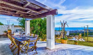 Villa mediterránea en venta en primera línea de playa cerca del centro de Estepona 64020 