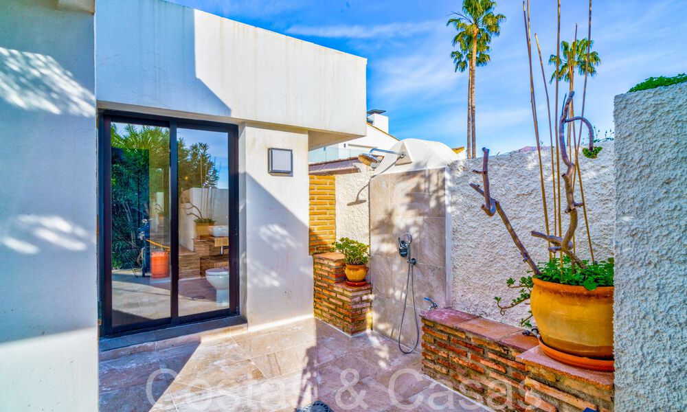 Villa mediterránea en venta en primera línea de playa cerca del centro de Estepona 64021