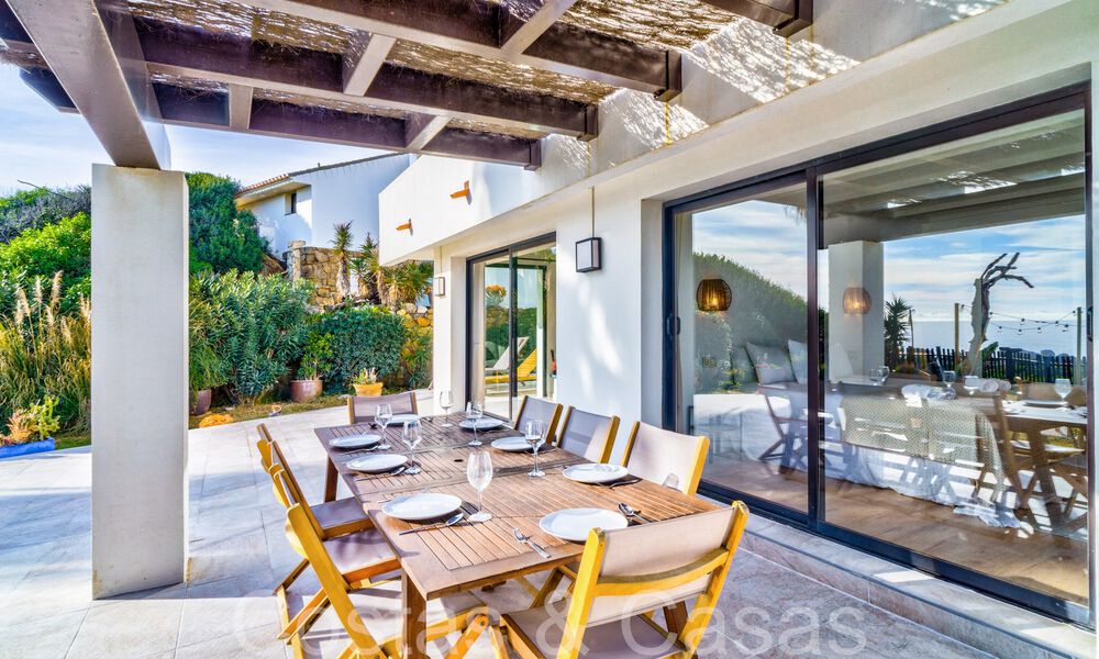 Villa mediterránea en venta en primera línea de playa cerca del centro de Estepona 64022