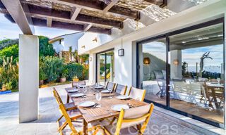 Villa mediterránea en venta en primera línea de playa cerca del centro de Estepona 64022 