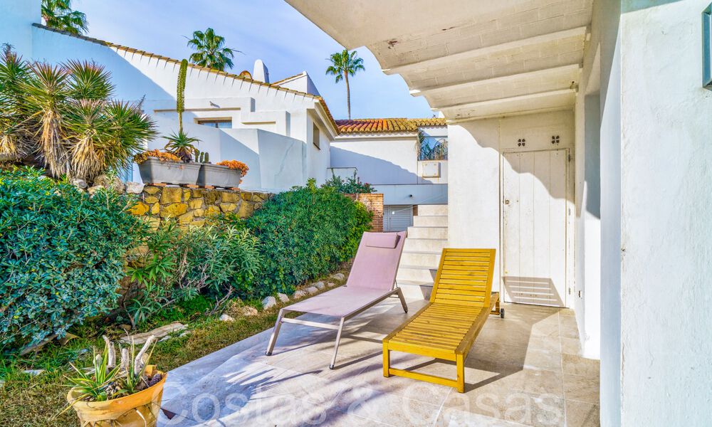 Villa mediterránea en venta en primera línea de playa cerca del centro de Estepona 64023