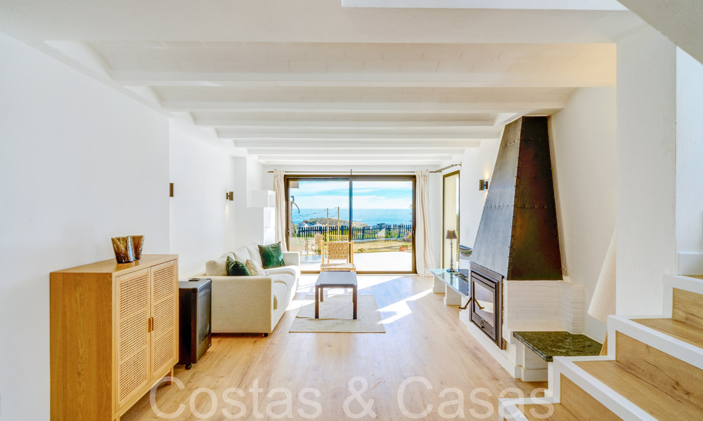 Villa mediterránea en venta en primera línea de playa cerca del centro de Estepona 64028
