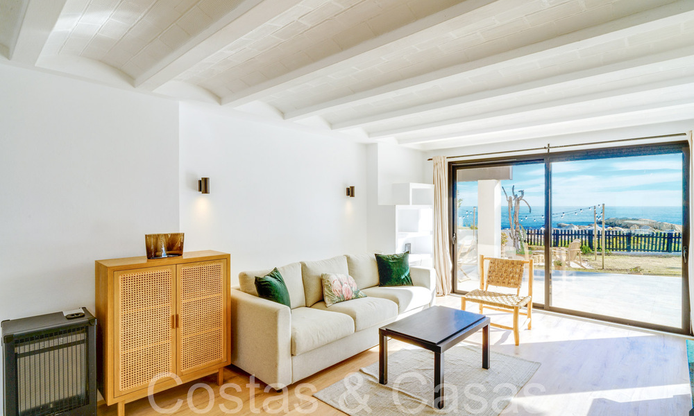 Villa mediterránea en venta en primera línea de playa cerca del centro de Estepona 64030