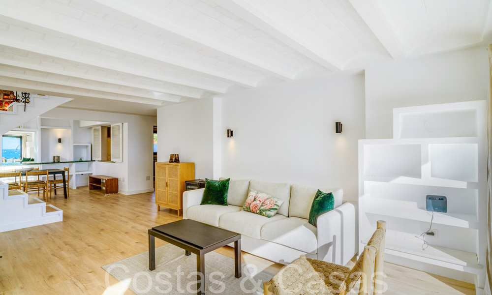 Villa mediterránea en venta en primera línea de playa cerca del centro de Estepona 64031