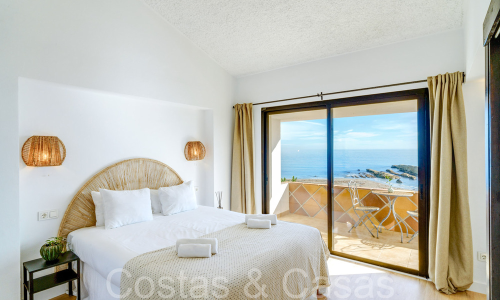 Villa mediterránea en venta en primera línea de playa cerca del centro de Estepona 64038