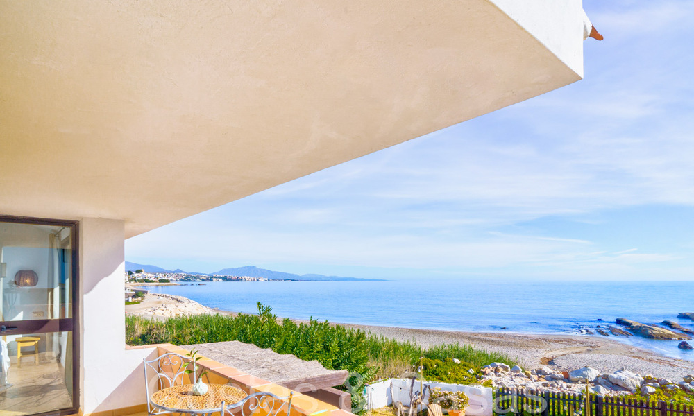 Villa mediterránea en venta en primera línea de playa cerca del centro de Estepona 64042