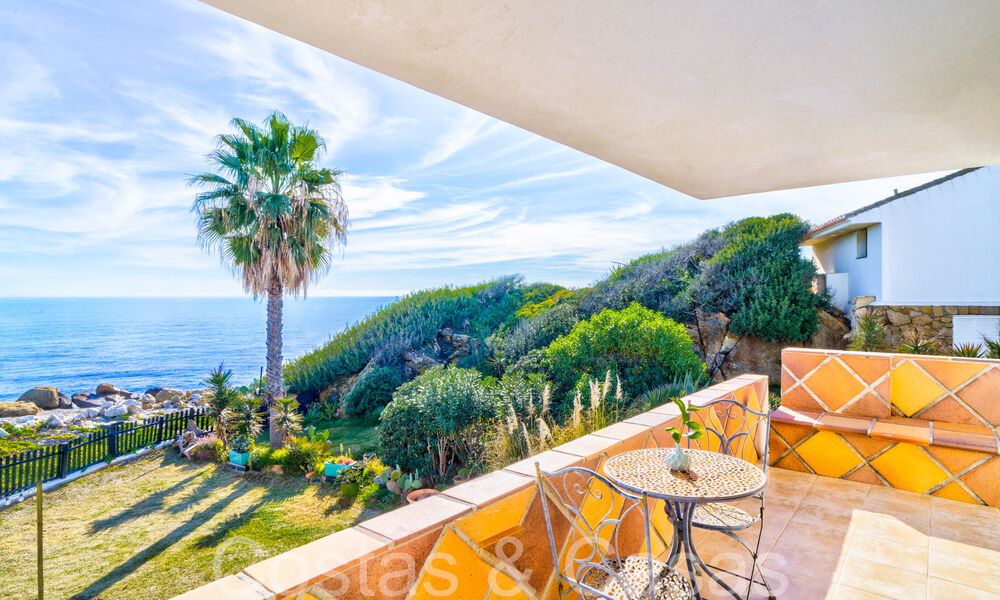 Villa mediterránea en venta en primera línea de playa cerca del centro de Estepona 64043