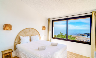 Villa mediterránea en venta en primera línea de playa cerca del centro de Estepona 64044 