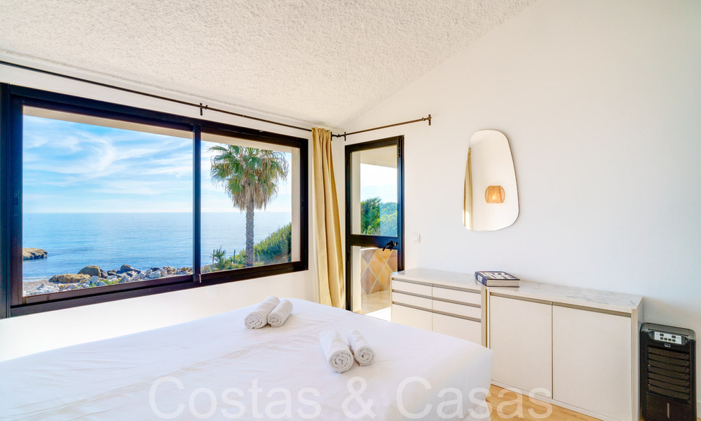 Villa mediterránea en venta en primera línea de playa cerca del centro de Estepona 64046