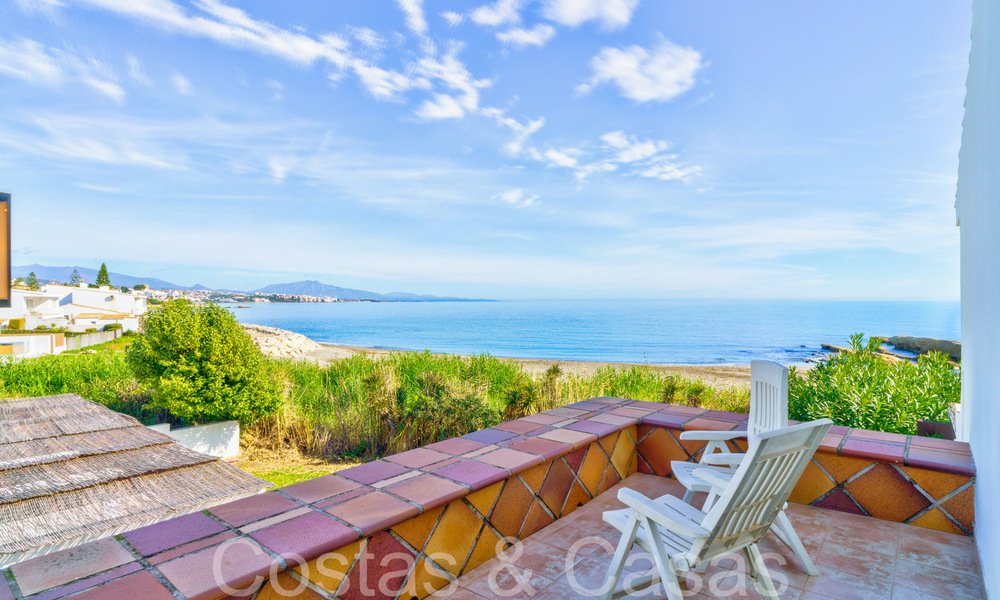 Villa mediterránea en venta en primera línea de playa cerca del centro de Estepona 64050