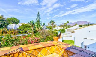 Villa mediterránea en venta en primera línea de playa cerca del centro de Estepona 64052 