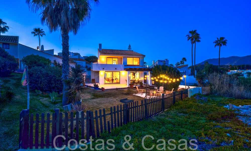 Villa mediterránea en venta en primera línea de playa cerca del centro de Estepona 64054