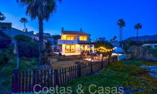 Villa mediterránea en venta en primera línea de playa cerca del centro de Estepona 64054 