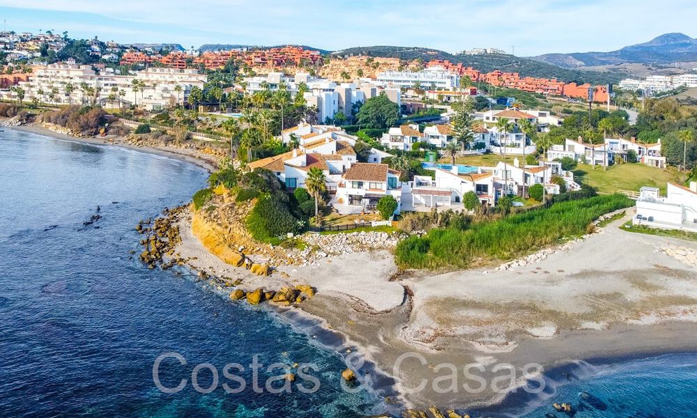 Villa mediterránea en venta en primera línea de playa cerca del centro de Estepona 64057