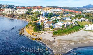 Villa mediterránea en venta en primera línea de playa cerca del centro de Estepona 64057 