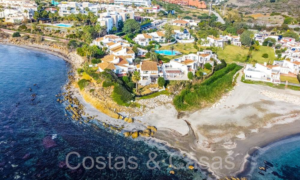 Villa mediterránea en venta en primera línea de playa cerca del centro de Estepona 64058