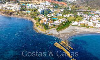 Villa mediterránea en venta en primera línea de playa cerca del centro de Estepona 64059 