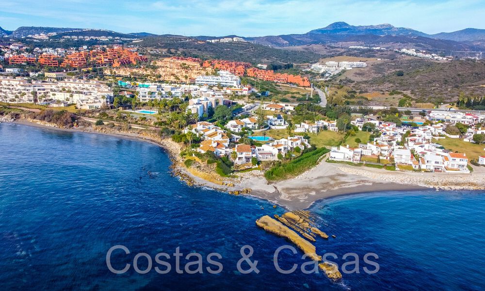 Villa mediterránea en venta en primera línea de playa cerca del centro de Estepona 64060