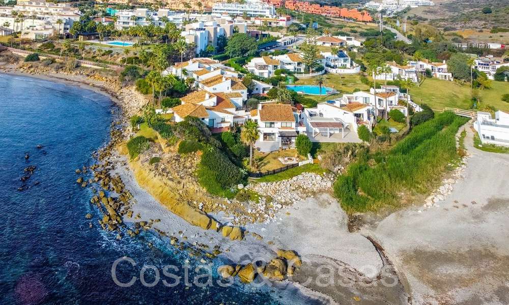 Villa mediterránea en venta en primera línea de playa cerca del centro de Estepona 64061