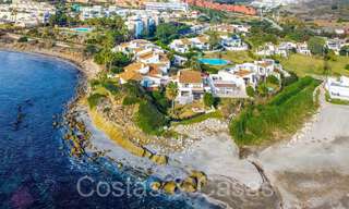 Villa mediterránea en venta en primera línea de playa cerca del centro de Estepona 64061 