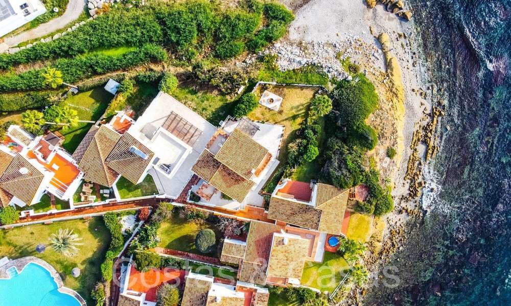 Villa mediterránea en venta en primera línea de playa cerca del centro de Estepona 64063