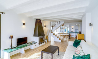 Villa mediterránea en venta en primera línea de playa cerca del centro de Estepona 64064 