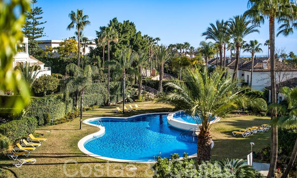 Prestigiosa casa reformada en venta rodeada de campos de golf en el valle de Nueva Andalucía, Marbella 64111