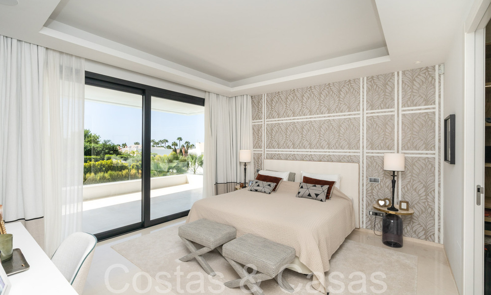 Villa de lujo superior con arquitectura moderna en venta a dos pasos de los campos de golf de Nueva Andalucia, Marbella 64173