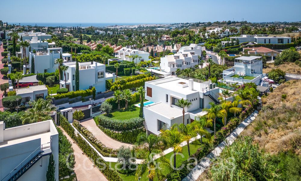 Villa de lujo superior con arquitectura moderna en venta a dos pasos de los campos de golf de Nueva Andalucia, Marbella 64174