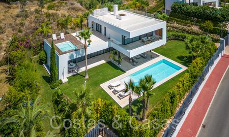 Villa de lujo superior con arquitectura moderna en venta a dos pasos de los campos de golf de Nueva Andalucia, Marbella 64175