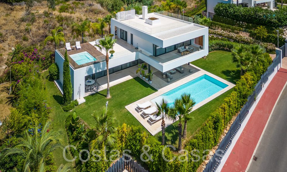 Villa de lujo superior con arquitectura moderna en venta a dos pasos de los campos de golf de Nueva Andalucia, Marbella 64175
