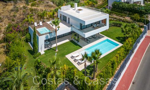 Villa de lujo superior con arquitectura moderna en venta a dos pasos de los campos de golf de Nueva Andalucia, Marbella 64175