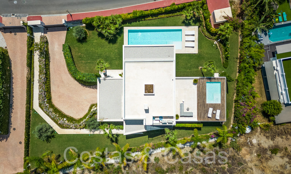 Villa de lujo superior con arquitectura moderna en venta a dos pasos de los campos de golf de Nueva Andalucia, Marbella 64176