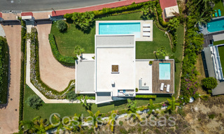 Villa de lujo superior con arquitectura moderna en venta a dos pasos de los campos de golf de Nueva Andalucia, Marbella 64176 